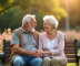 Couple d'anciens souriant main dans la main dans un parc