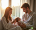 Famille heureuse dans un salon lumineux discutant de noms de bébé