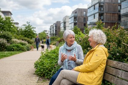 Deux femmes seniors discutent dans un parc de Rennes