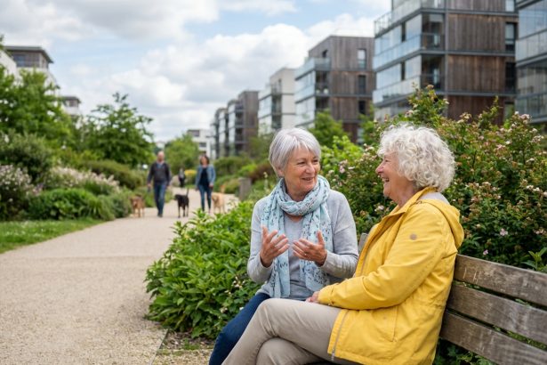 Deux femmes seniors discutent dans un parc de Rennes